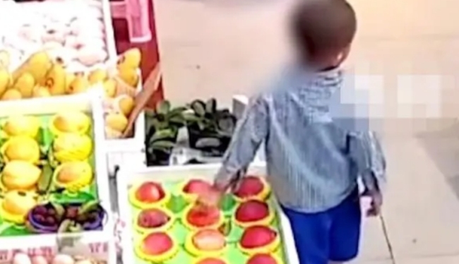 男童戳坏店内10多个桃子：水蜜桃很软按一下就坏了