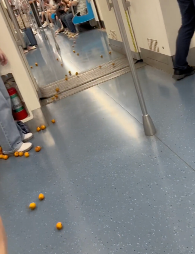 成都地铁上演枇杷保卫战 网友纷纷感叹：“被暖到！”