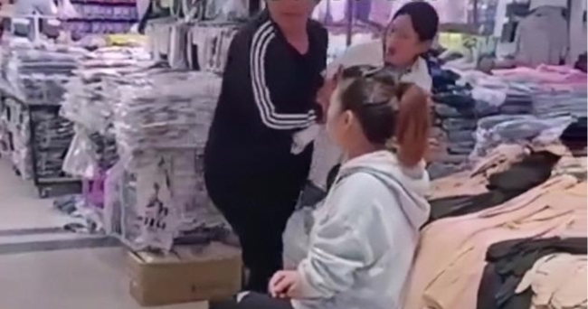 男子拉妻子退几十元衣服