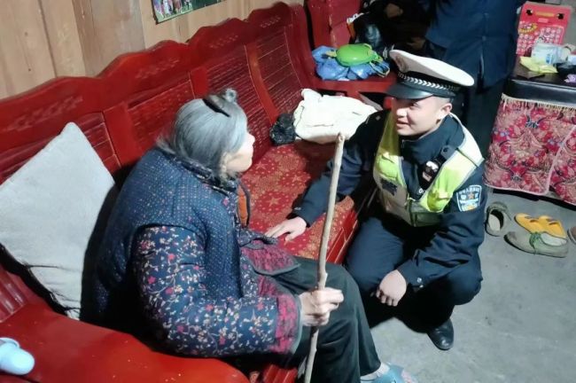 老人误入高速获民警救助 将老人安全送回家中
