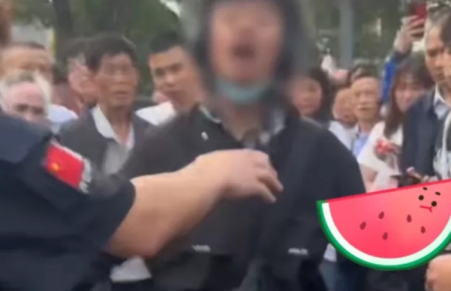 女子给孩子拍照被辱骂