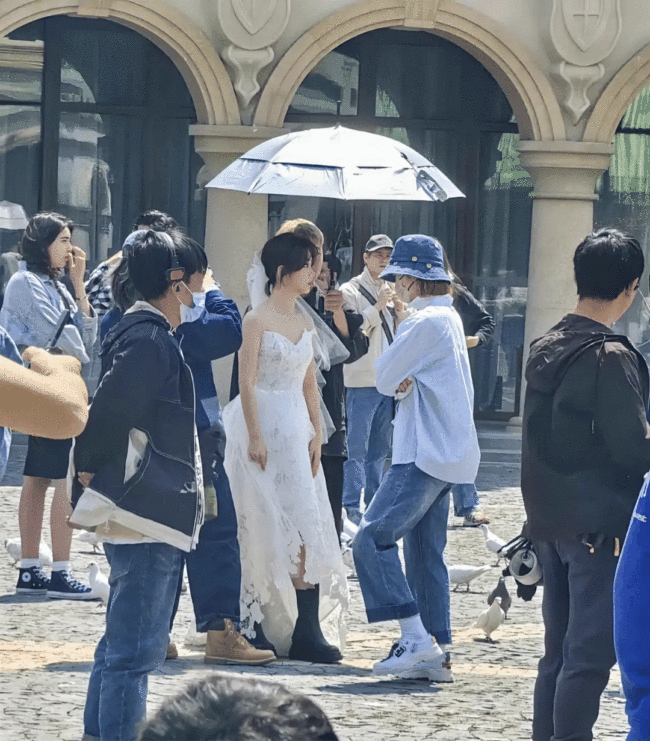 谭松韵穿婚纱拍戏路透 网友偶遇《你比星光美丽》拍摄现场