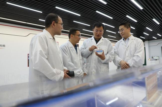 5月12日，中国电科产业基础研究院工作人员正在研讨。新华社记者邹尚伯摄