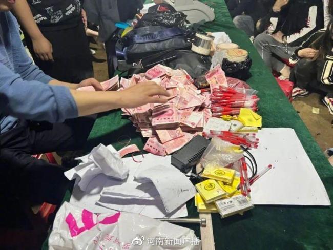 流动赌场藏匿墓地被捣毁：一桌子都是钱！