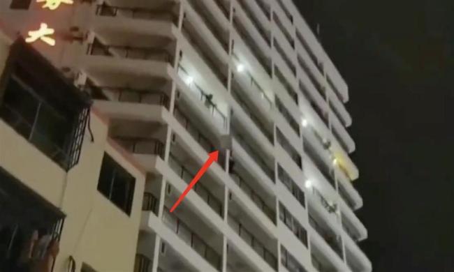 一女子高空抛物砸车被抓：裸身站9楼阳台抛物砸车