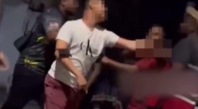 马来西亚男子发言被围殴：高喊一女子胸部和臀部都很大
