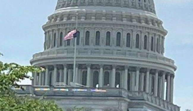 美国国会大厦国旗被倒挂，网友：难道这是不祥之兆