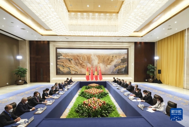 5月18日上午，国家主席习近平在西安同来华出席中国－中亚峰会并进行国事访问的吉尔吉斯斯坦总统扎帕罗夫会谈。两国元首宣布，将中吉关系提升为新时代全面战略伙伴关系。新华社记者丁林摄