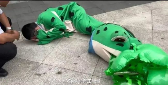 四川遂宁“卖蛙”小男孩遭商场保安掌掴，躺在地上伤心痛哭