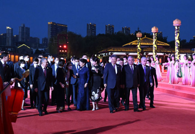 习近平和彭丽媛为出席中国－中亚峰会的中亚国家元首夫妇举行欢迎仪式和欢迎宴会并共同观看演出