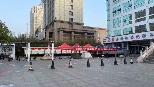 520”情侣搭帐篷排队领结婚证，有人凌晨3点在门口排队