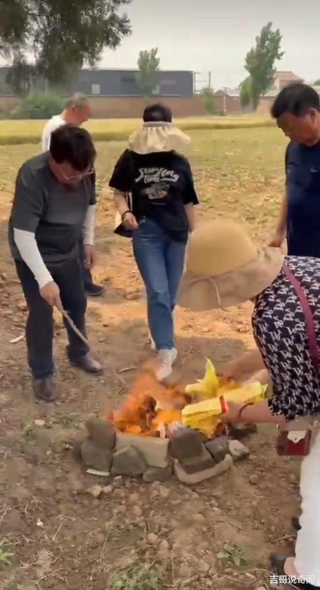 李立群回河南祭祖很接地气 网友感慨李立群一家长得很像