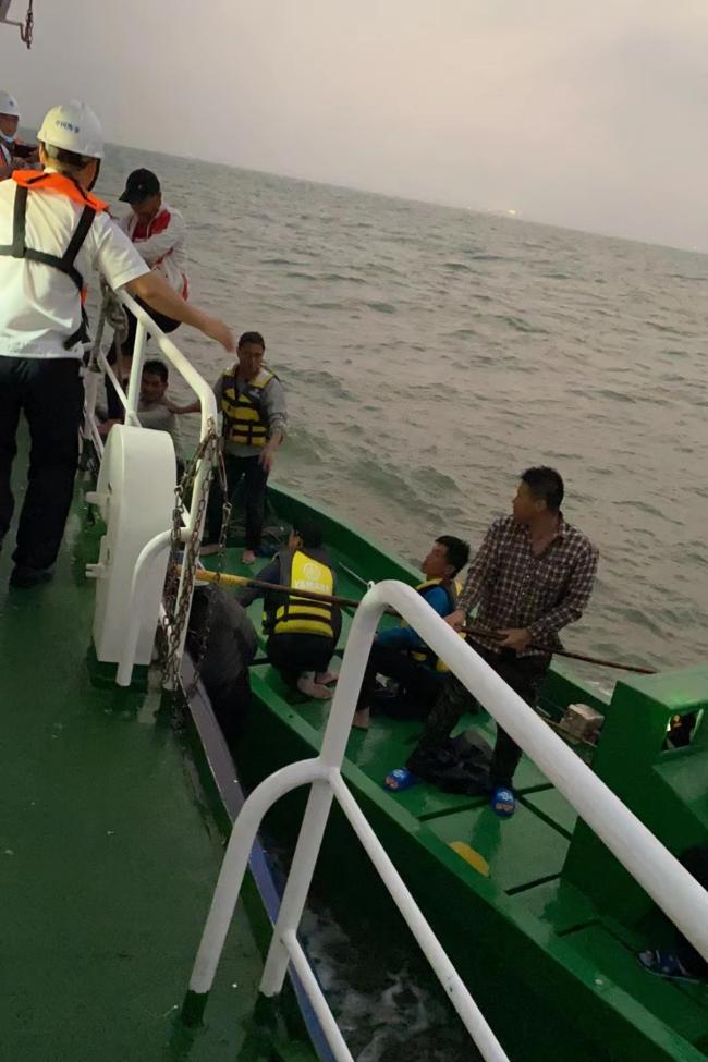 广东湛江4人海钓返航时落水安全被救