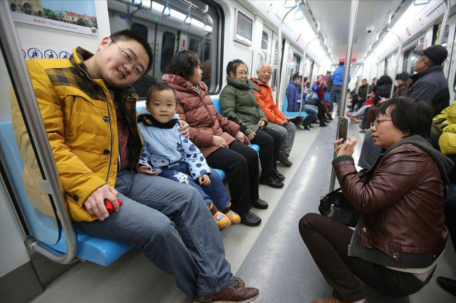 妈妈带两孩子坐地铁无人让座,视频引发热议,网友:不要道德绑架