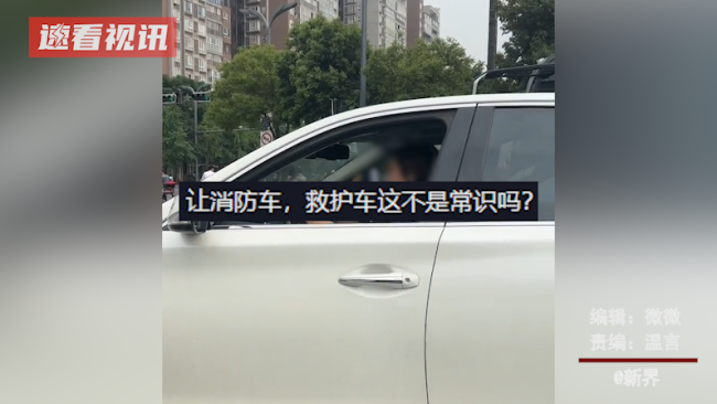 一女司机挡住救护车不让路 120司机劝说反被怼