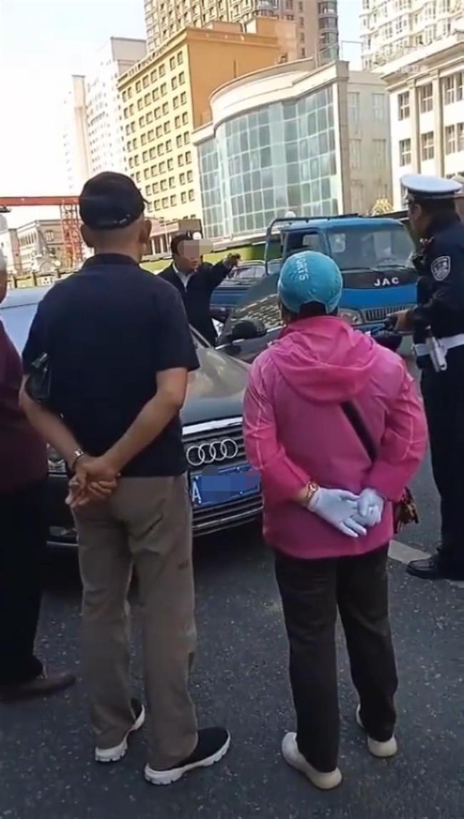 怼交警的车主出面道歉 官方查实：男子非领导干部