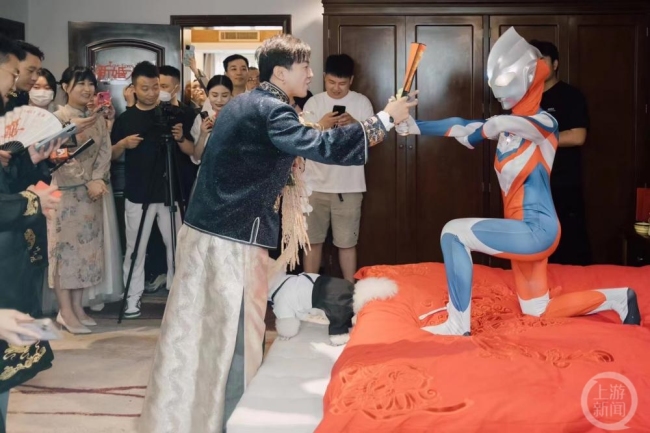 郑州一新娘打扮成奥特曼，还打出奥特曼经典手势