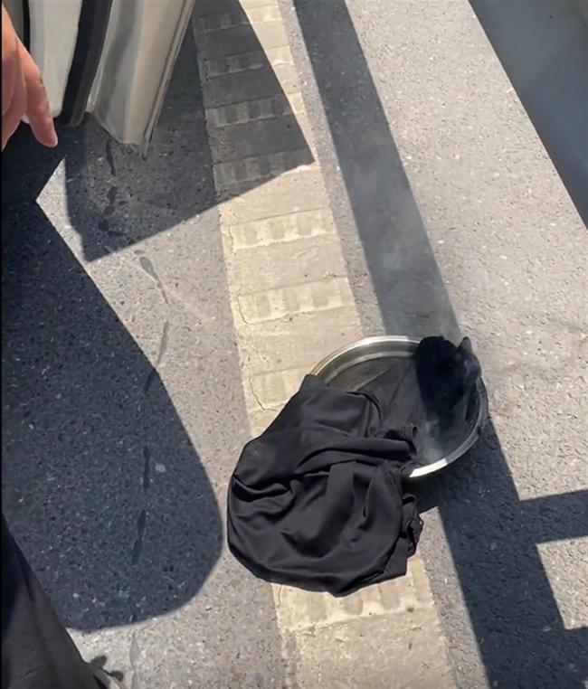 男子在车内烧炭 路人砸开车窗施救 警方已介入