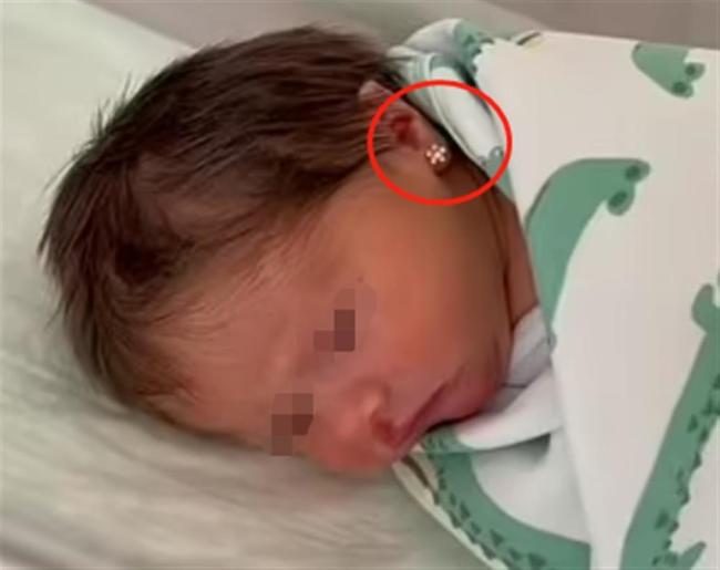 出生2天女婴被打耳洞，妈妈竟是女网红！