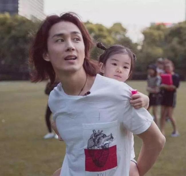 李承铉坚持让二胎姓戚，遭到韩裔父亲的反对