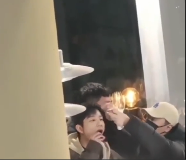 肖战一口吃三个车厘子，吃相看呆经纪人