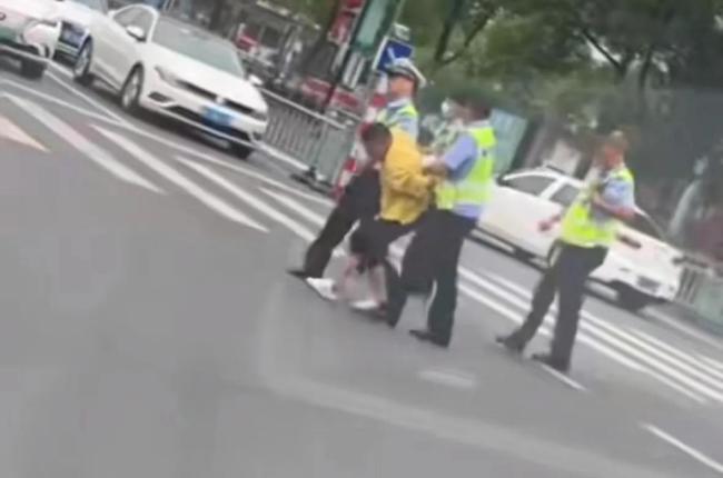 男子殴打交警被制服，涉嫌寻衅滋事和妨害公务