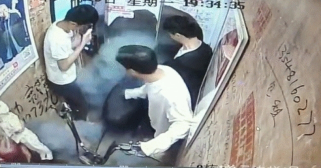女子执意推电动车进电梯