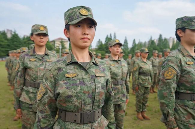 地表最强！5000多名新兵授衔大场面 同时授予姓名牌