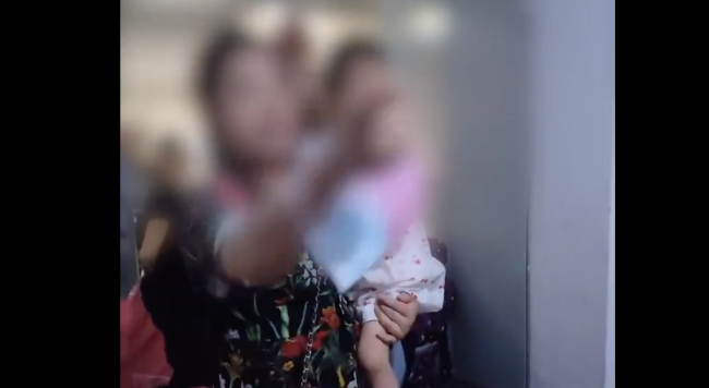 女子执意推电动车进电梯：怒怼对方怕死，羞成怒撞人！