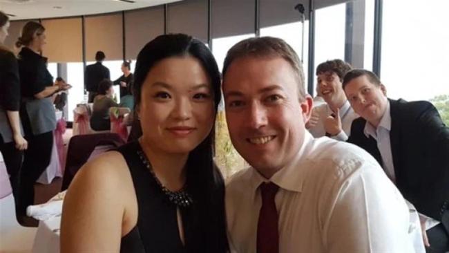 澳洲一大学老师获刑24年：当着2岁儿子捅死中国籍妻子