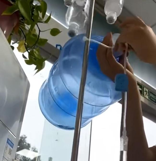 江苏连云港一女子输液被陌生男子拔针扎进水桶：当时人都吓傻了