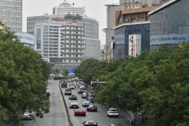 “5亿”车队全郑州巡游：经典老爷车 炫酷超跑亮相街头