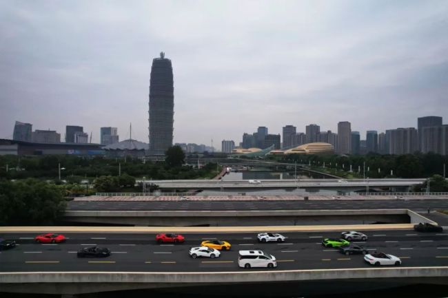“5亿”车队全郑州巡游：经典老爷车 炫酷超跑亮相街头