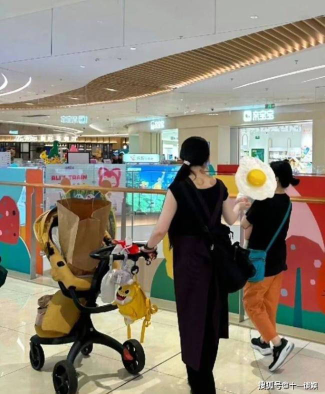 网友偶遇郭碧婷逛商场，打扮随意被指像素人