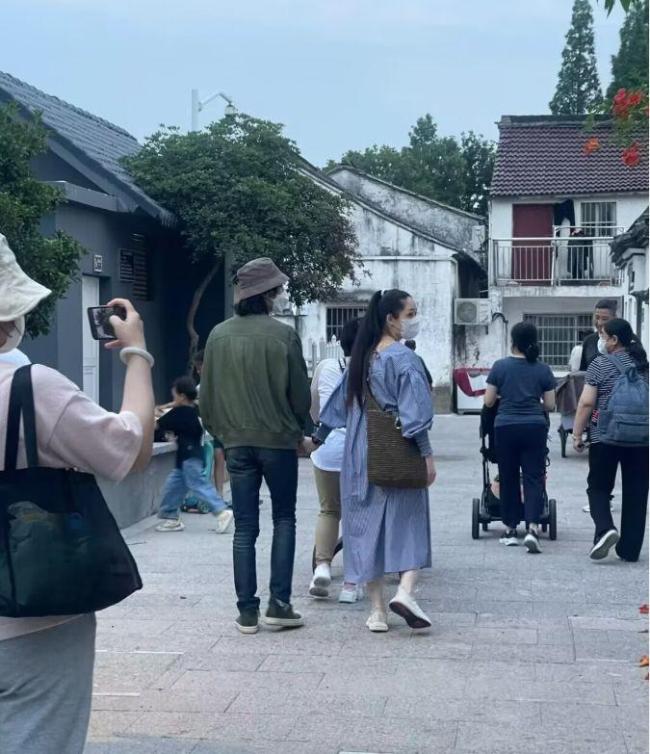 向佐郭碧婷逛街被偶遇三个保姆护航 两人穿搭遭网友吐槽