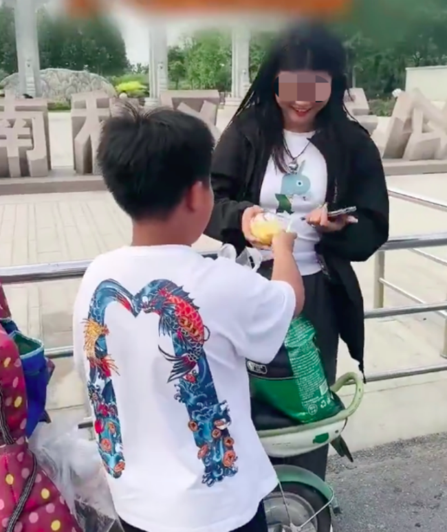 妈妈回应陪12岁儿子与相识4年的女网友“奔现”：对方比儿子大10岁，互换了礼物，还一起吃了晚饭