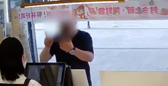 男子因店员未搭话侮辱人