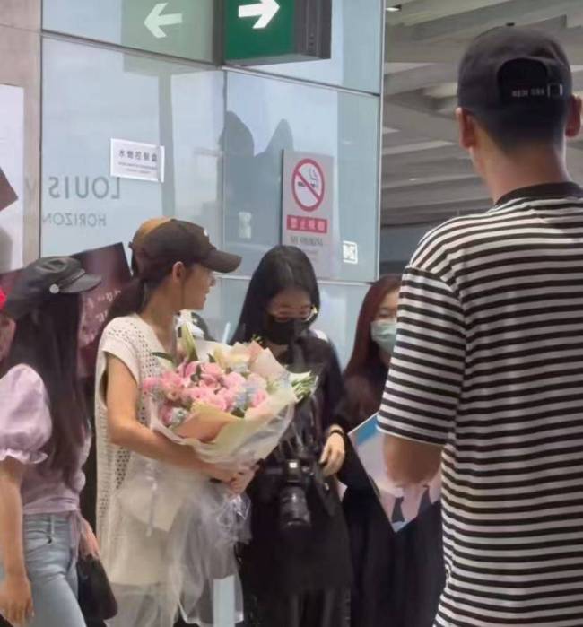 于晓光捧鲜花接机秋瓷炫 否认出轨后首现身与老婆牵手恩爱如初