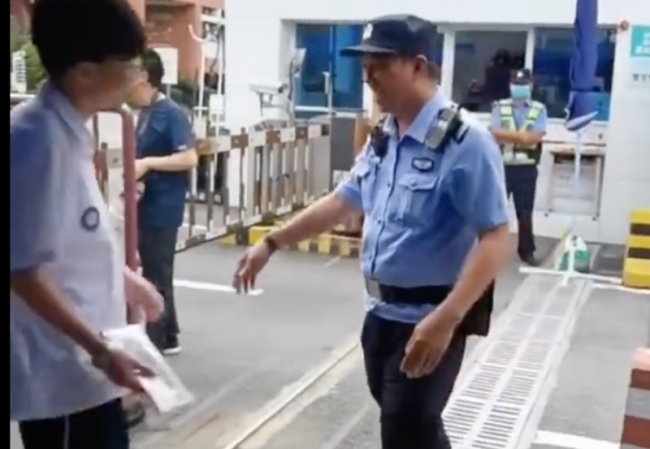 考生遇到执勤中的父亲