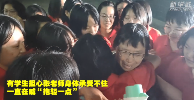 女孩们冲出抱住张桂梅 即将分别的泪水再也忍不住了