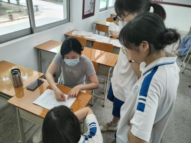 00后志愿者回归考场助力高考 广州近1500人次参与高考首日志愿服务
