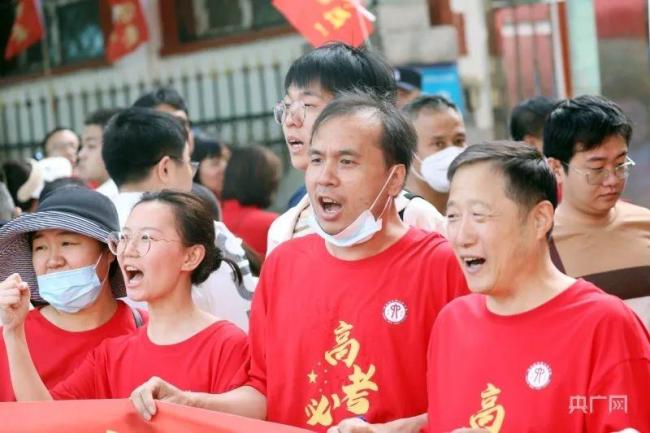 考生们走出考场的那些瞬间！第一个飞奔出来的都说了啥