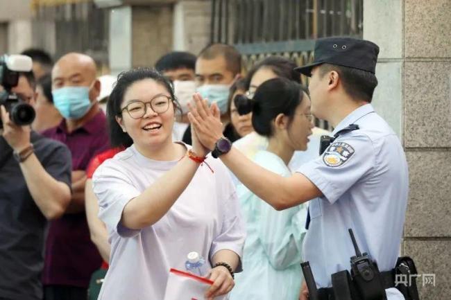 考生们走出考场的那些瞬间！第一个飞奔出来的都说了啥