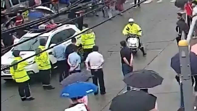 警车护送即将迟到考生：交警还不断安慰女生！