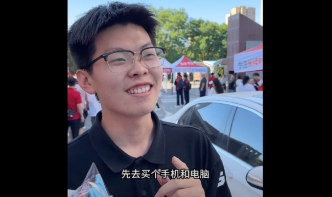 考生冲出考场急着买手机