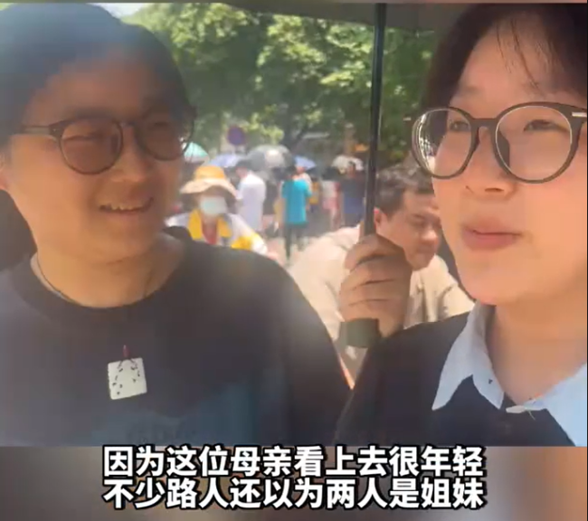 女孩出考场与母亲同框被误认为姐妹