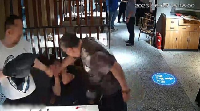 竹签刺脸酒瓶砸头，黑龙江一烧烤店施暴男子已被刑拘