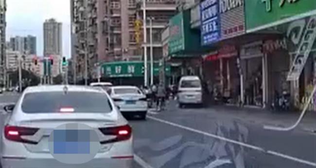 广东一面包车冲上人行道有老人被撞倒 地上有血迹