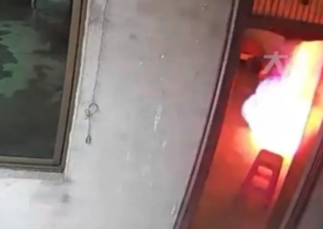 老人独自在家遇煤气爆燃