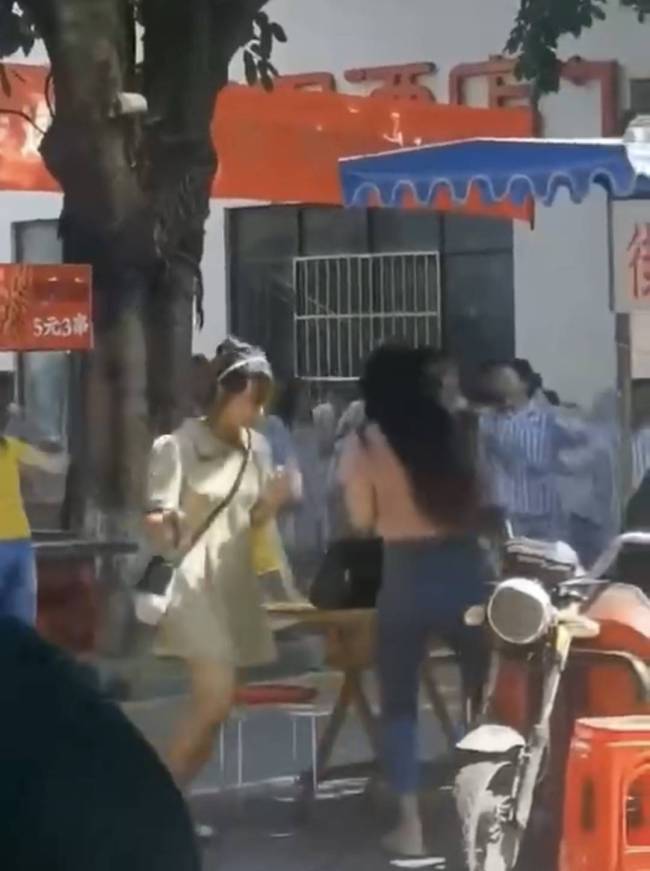 辟谣医院墙垮塌患者出逃 有剧组在他们街道上拍戏，并不是患者跑出来了